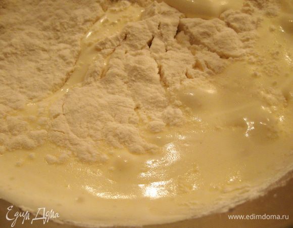 Частями водим просеянную муку и аккуратно перемешиваем. 