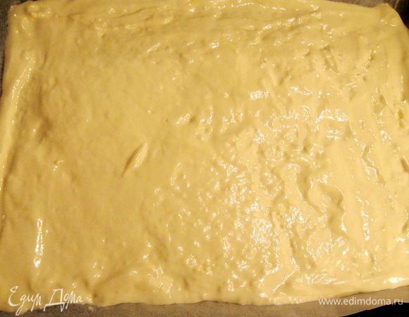 Выливаем готовое тесто на противень (у меня 38 см. х 27см.), застеленный пергаментом (смазать маслом), разравниваем и выпекаем в разогретой духовке до 250 градусов 5 мин. 