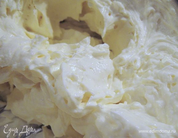 Готовим крем: взбиваем сливки с сахарной пудрой. Аккуратно перемешиваем с сыром. Убираем крем в холодильник.