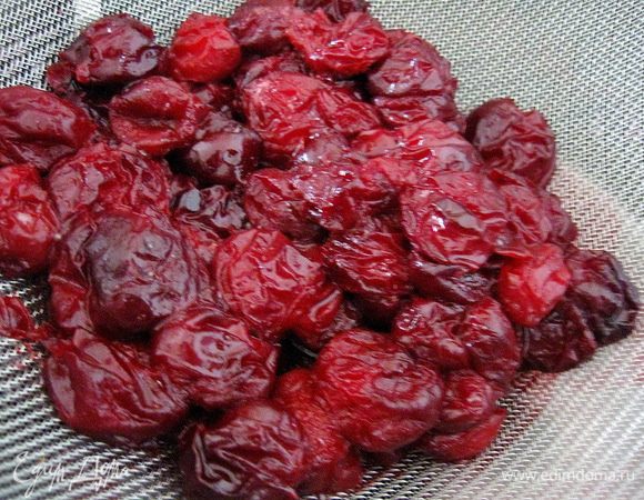 Готовим вишню. Смешать сахар и вишню, и на медленном огне кипятим 10 мин. Откидываем ее на дуршлаг. Оставшийся сок от вишни можно использовать как пропитку для десертов или приготовить кисель.