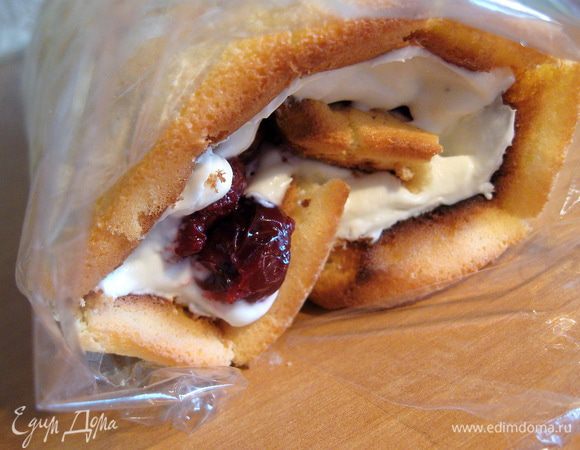 Сворачиваем рулетом и убираем в холодильник на 30 мин.