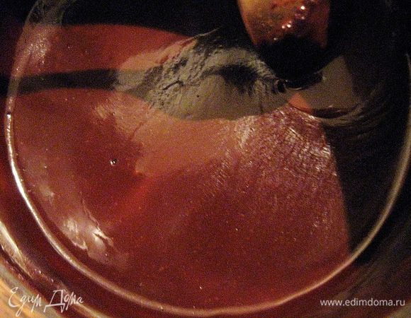 Готовим глазурь. Перемешиваем в небольшой кастрюльке сахар и какао, добавляем масло и ставим на водяную баню. Когда растворится масло, добавляем молоко и помешиваем до гладкого состояния массы.