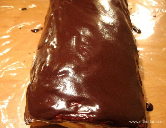 Покрываем глазурью рулет. Украшаем по своему желанию. Рулет получается внушительных размеров и весит около 1,1 кг.-1,2 кг.