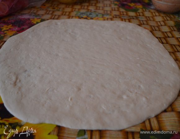 Тесто раскатать в круг.