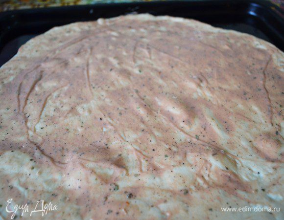 Тесто переложить на противень и обмазать 3 ст.л. соуса. 
