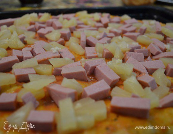 Разложить ананасы. Посыпать чесноком и тертым сыром.