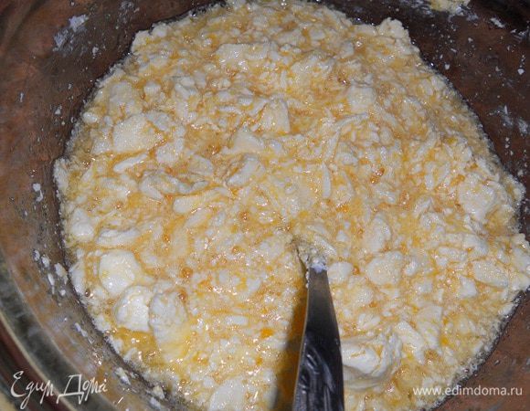 Яйца перетереть ложкой с маслом и сахаром.