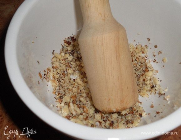 Растолочь орехи 3 ст. л.,  добавить к тесту.