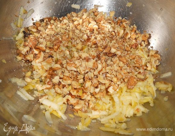 Яблоки натереть на крупной терке, добавить 5 ст. л. растолченных орехов, полить лимонным соком и перемешать.