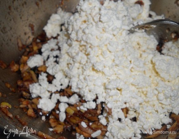 Добавить остальной творог и 5 ст.л. вишневого варенья, перемешать.