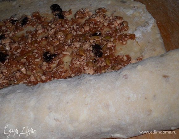 Свернуть рулетом, загибая края...