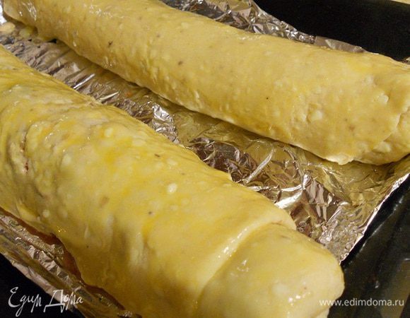 Переложить на противень, смазать желтком, выпекать при температуре 175 градусов до золотистого цвета.