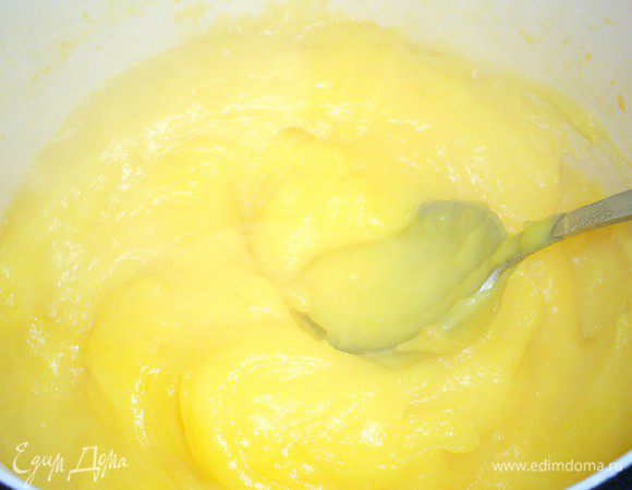 Апельсиново-лимонный курд:
яйца смешиваем венчиком с сахаром и крахмалом в кастрюльке с толстым дном, добавляем апельсиновый сок и ставим на очень медленный огонь. Варим, постоянно помешивая (!!!), пока курд не загустеет и не начнет булькать. Снимаем с огня, добавляем цедру и масло, тщательно перемешиваем, накрываем пищевой пленкой и оставляем остывать при комнатной температуре.