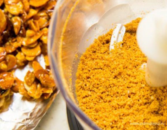 Пралине:
Пралиновую массу приготовить следующим способом.

Поджарить орехи (ядро) и очищенный миндаль в духовке до золотистого цвета; удалить шелуху, растирая орехи между ладонями. Я использую миндальные хлопья – их не надо чистить и они лучше обволакиваются карамелью.

Жареные орехи и сахар положить в небольшую (нелуженую) кастрюлю, поставить на слабый огонь и размешивать деревянной лопаткой до тех пор, пока сахар не расплавится и не приобретет светло-желтый цвет. Горячую липкую смесь осторожно выложить на  противень, застеленный фольгой слегка смазанной маслом, охладить. После охлаждения смесь превратится в твердый стекловидный комок, который нужно раздробить в ступке и пропустить несколько раз через мясорубку с частой сеткой. Пропуская массу предпоследний раз, добавить в нее какао порошок (я какао не использовала).

Переложить мелко растертую пралиновую массу в плотно закупоренную стеклянную банку, из которой брать массу по мере надобности.