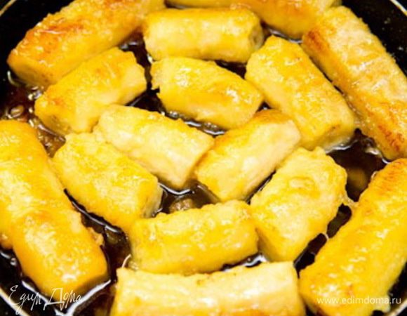 Бананы в карамели:
Режем банан на крупные куски и укладываем в пустую форму (диаметром 18 см), чтоб измерить необходимое кол-во бананов. У меня получилось 5 бананов. Берем еще один, так как при карамелизации они немого уменьшатся в объеме.
Кладем на сковородку масло и сахар. Как только сахар растворится, кладем бананы и обжариваем буквально по 30 секунд с каждой стороны. Пока Вы перевернете все бананы, нужно уже опять переворачивать на следующую сторону. Обжарить нужно со всех сторон. Отставляем в сторону и даем остыть.
