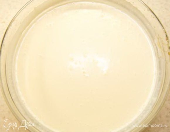 Творожно-йогуртовый крем-желе:
Я делаю «ванильный» сахар сама. Для этого в банку с сахаром я кладу расщепленный стручок ванили. Все использованные стручки (без семян, имеется ввиду) я также кладу в эту банку.
Желатин распустить в молоке.
Собрать карамель, которая образовалась при обжаривании бананов.
Смешать все ингредиенты (в том числе и молоко с желатином) для крема и взбить погружным блендером или в фудпроцессоре. Взбивать лучше насадкой с ножами, а не венчиком, так масса будет более однородная.
