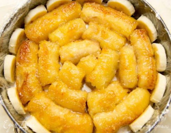 Сборка:
Форму я застилаю пергаментом, а бока пищевой пленкой, так торт легко будет извлекать из формы.
Бисквит обрезать по краям до диаметра формы (18 см). Обрезки не выбрасывать. Отложить и, пока будем готовить торт, они подсохнут. На дно формы кладем 1 корж бисквита.
Теперь заливаем 1/3 творожного крема и убираем в холодильник, чтоб крем схватился (примерно на 30 минут). Оставшийся крем храним при комнатной температуре, чтоб он не застыл.
Режем 1 крупный банан (он указан в ингредиентах для украшения) на кружечки толщиной 4-5 мм. Им будем украшать бока торта.
Достаем форму с тортом из холодильника. Выкладываем вдоль стенок кружочки свежего банан и заполняем форму карамелизированными бананами.
Заливаем оставшийся крем. Сверху аккуратно кладем оставшийся корж. И убираем в холодильник, чтоб крем схватился (примерно на 30 минут).
