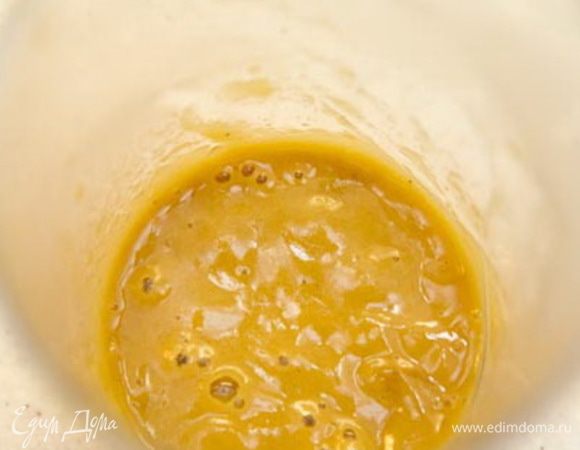 Топинг:
Распускаем желатин в воде.
Чистим банан. Мнем его крупно вилкой. И тушим с сахаром на сковородке до приобретения бананом красивого бежево-коричневого оттенка. 
Карамелизированное банановое пюре отправляем в чашу для блендера и добавляем распущенный желатин. Взбиваем погружным блендером до однородного состояния. Если погружного блендера нет, то пюре можно протереть через сито и смешать с желатином при помощи венчика.
Покрываем топингом торт. И убираем торт в холодильник на 3-4 часа, чтоб крем хорошо застыл.
