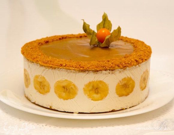 Украшение:
Пред подачей обрезки бисквита и пралине перемолоть в блендере в крошку. Посыпать края верха торта. Чтоб обсыпка легла ровно, цент можно прикрыть тарелочкой меньшего размера или листом бумаги. Но не прижимайте ее к торту, иначе на топинге останутся следы. Если это произошло, присыпьте неровности крошкой.
По желанию торт можно украсить ягодой физалиса.
