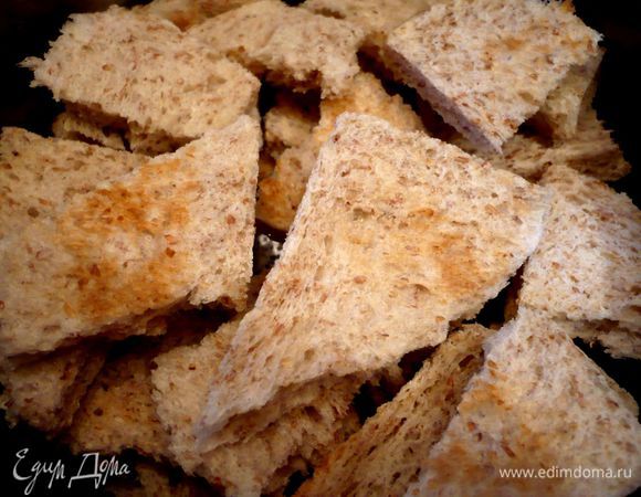 Сельдь освобождаем от костей, кожу снимаем. Замачиваем в молоке на сутки. На следующий день сельдь достаем из молока и обтираем бумажным полотенцем. Хлеб режем ломтиками и замачиваем в молоке. 