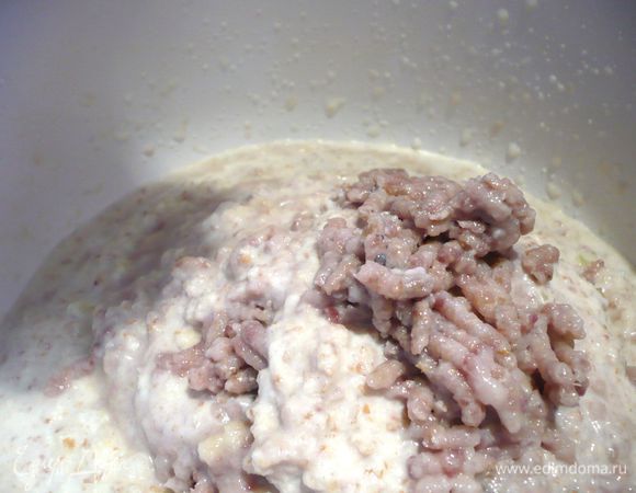 Через мясорубку пропускаем кусочек сельди, с кусочками яблока и лука, а также небольшим количеством хлеба, продолжаем до тех пор, пока не используем всю сельдь, все яблоко, весь лук и хлеб. При этом не забываем каждый раз укладывать в мясорубку по кусочку от каждого названного ингредиента.