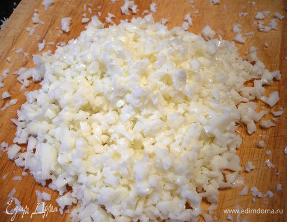 Добавляем половину чайной ложки лимона, оливковое масло, перемешиваем. Яйца разделяем на желтки и белки. Белки мелко режем и замешиваем в наш форшмак. Хорошо перемешиваем при помощи деревянной ложки.