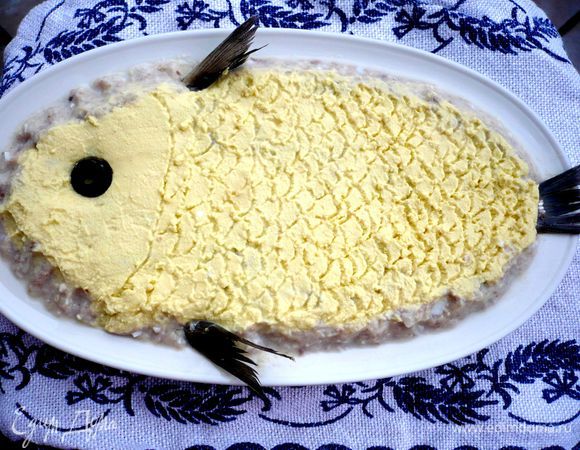 По желанию можно нарисовать при помощи зубочистки чешую и подарить нашей рыбе колечко черной оливки в качестве глаза. Приятного аппетита!