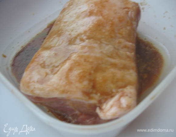 Приготовить маринад: смешать  сок выжатого лимона с горчицей, соевым соусом и 2 ст.л. оливкового масла. Положить в него мясо.