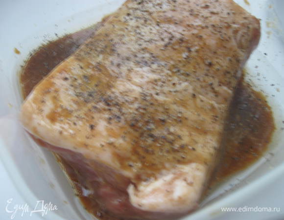 Натереть карбонат  перцем. Убрать в холодильник на 3-4 часа.