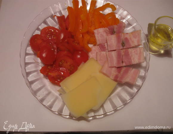 Приготовить все необходимое для фаршировки- перец сладкий, помидоры, бекон, сыр.