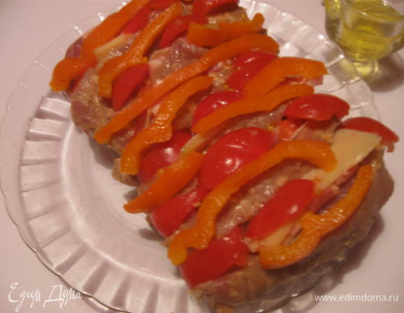 Нафаршировать дольками помидоров (если помидоры мелкие, возьмите их чуть больше), полосками перца, кусочками бекона и ломтиками сыра. Завернуть в фольгу и отправить в разогретую до 200 градусов  духовку на час.
