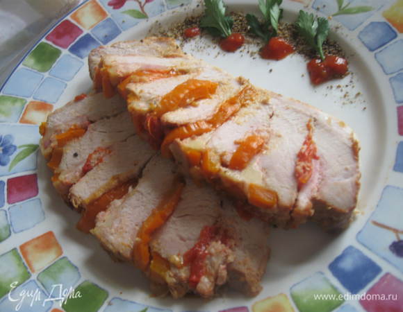 Нарезать свинину вдоль, разрезы украсить кусочками печеного перца. Присыпать край блюда  черным перцем, на него выдавить кляксы пассированных томатов, украшенных листиками петрушки.

