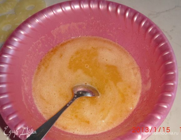 Маргарин растопить,сахар и ванилин,добавить яйца,хорошо взбить миксером