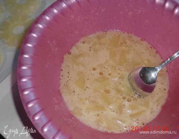  Ананасы порезать и добавить в тесто 