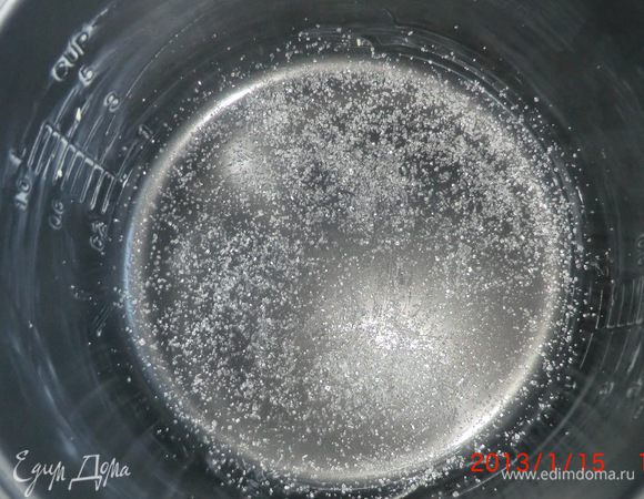 Чашу мультиварки смазать сливочным маслом, дно посыпать сахаром!

