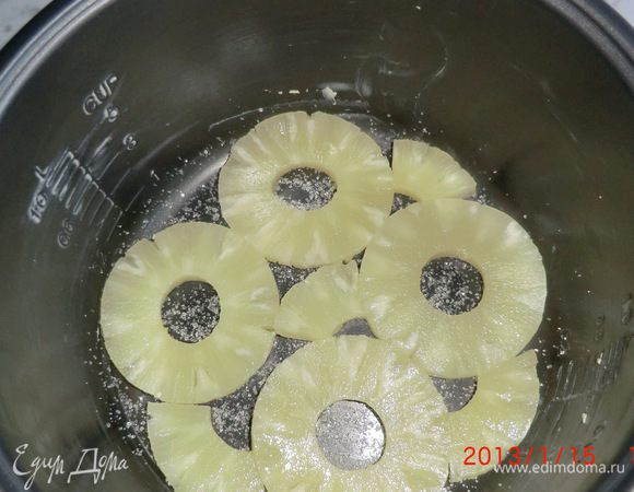 Выложить кольца ананаса, у меня вместилось 4 кольца.