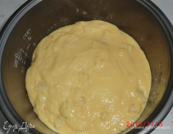 Вылить тесто на ананасы!