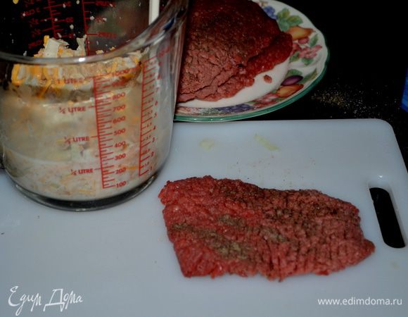 Говядину нарезать ровными ломтиками, отбить, посолить, поперчить и поджарить на масле с 2-х сторон.
(Я не обжаривала, а просто посолила и поперчила кусочки.)
Приготовим фарш:
Мякиш белого хлеба смочить в бульоне, добавить тертый сыр, мелко нарубленный лук, сливочное масло, поперчить и посолить и тщательно перемешать.