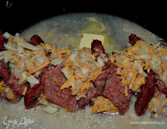 На ломтики говядины выложить фарш, свернуть трубочками, можно закрепить зубочисткой. Положить в глубокую сковороду, вылить сверху оставшийся сок от жарки, если нужно добавить бульона или горячей воды и тушить под крышкой до готовности.
Я сверху выложила фарш,что остался.