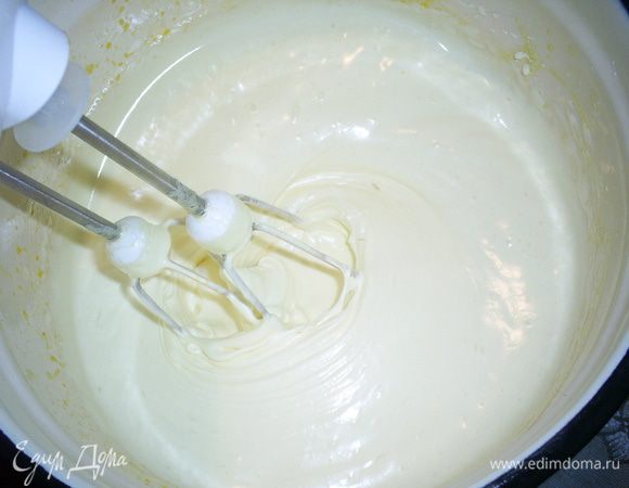 Принимаемся за бисквит. 
Молоко и масло нагреваем в кастрюльке до полного растворения последнего, не допуская кипения. Держим горячим до использования. Муку, какао и разрыхлитель дважды просеиваем.
Яйца и желтки слегка взбиваем венчиком с сахаром до однородности. Помещаем нашу массу на водяную баню, постоянно помешиваем венчиком и ждем, пока масса станет хорошо теплой.
Снимаем с бани и сразу же взбиваем миксером до увеличения объема в три раза. Сахар полностью растворится, масса станет густой и похожей по консистенции на густые взбитые сливки.