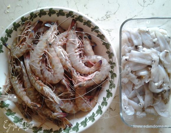 Приготовление соуса: цукини и морковь нарезать кубиками. Креветки очистить от панциря, оставив голову, если используются замороженные кальмары, нарезать  полосками.