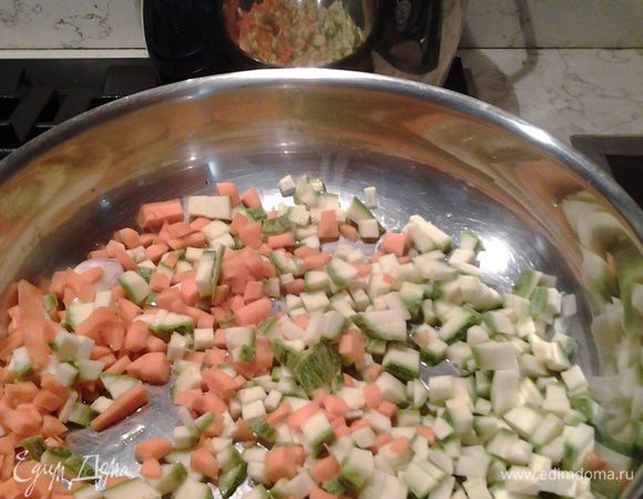 В объемной сковороде разогреть оливковое  масло, ввести овощи, нарезанные  кубиками, слегка протушить, оставляя "аль денте". Тем временем в кастрюле вскипятить воду для пасты. При закипании посолить. 