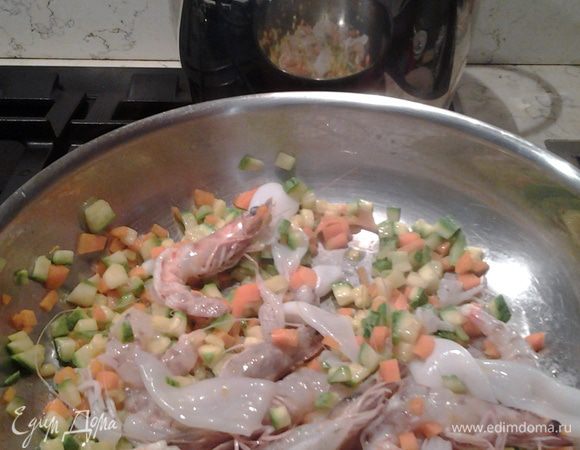 К овощам  добавить морепродукты, протушить 2-3 мин. (если свежие; замороженные - следуя инструкции на упаковке), посолить, добавить соус из помидоров. Отварить тальятелле, оставляя "аль денте" (4-5 мин.). Отбросить на дуршлаг.