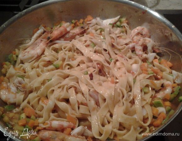 К соусу  из морепродуктов и овощей добавить тальятелле, протушить пару минут. Добавить розовый перец.