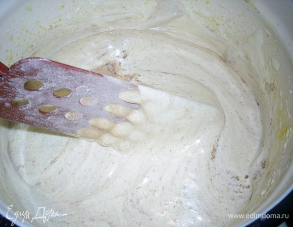 Просеиваем 1/3 часть мучной смеси на яичную массу, осторожно перемешиваем лопаткой снизу вверх. Аналогично за два приема вводим оставшуюся муку.