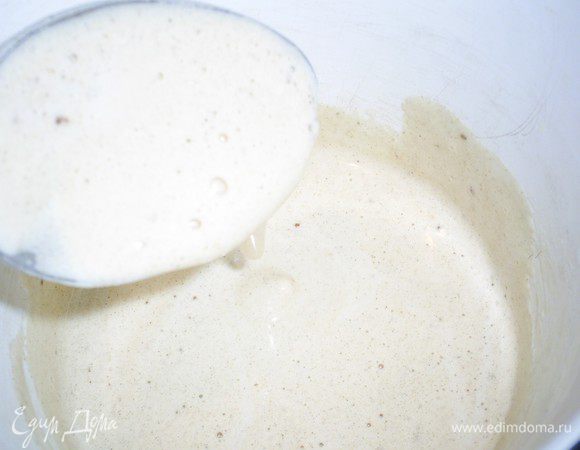 Добавляем 2 ложки теста в горячее молоко и тщательно размешиваем, затем осторожно смешиваем полученную массу с остальным тестом.