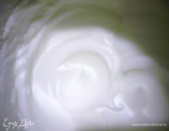 Замачиваем желатин в 2 ст.л. воды, белки взбиваем до устойчивых мягких пиков и убираем в холодильник.