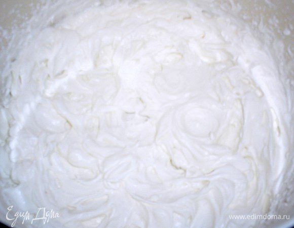 Охлажденные сливки взбиваем до устойчивых пиков.