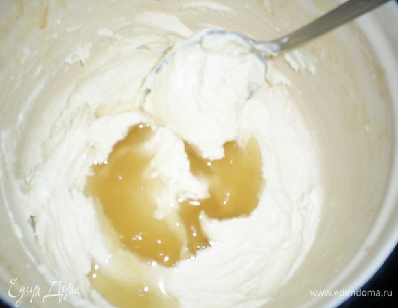 Ставим желатин на водяную баню, ждем когда он полностью растворится. Поломанный на кусочки белый шоколад тоже растапливаем на водяной бане, смешиваем с желатином.