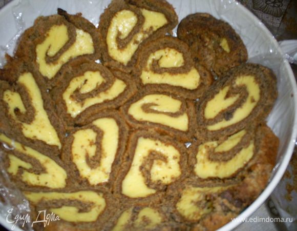 Дно подходящей формы (желательно сферичной) застилаем пищевой пленкой. Рулет нарезаем кусочками толщиной меньше сантиметра и выкладываем ими дно и стенки формы. укладываем их как можно плотнее, чтоб между ними не оставалось зазоров.